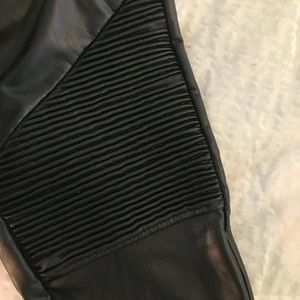 Description:
Nordstrom Preggo Leggings Rockstar